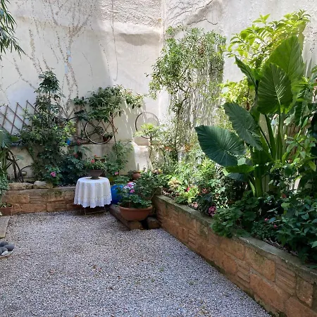 A-16. Amazing Sunny Patio Close To Acropolis Athens